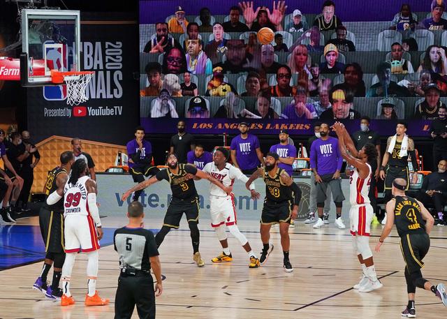 网球比赛中 网球比赛中